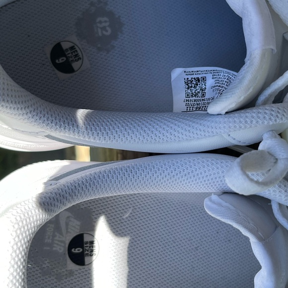 Nike Air Force 1s ‘07 Triple White Mens Size 9 - Picture 6 of 8